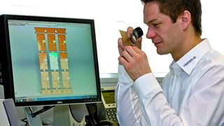 Mithilfe der Mikrostanztechnik können in nur wenige Zehntel-Millimeter dicke Bänder oder Bleche filigrane Geometrien eingebracht werden. (Bild: Heraeus)