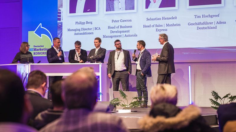 Ein zentrales Thema des Deutschen Remarketing Kongresses 2023 war der Fahrzeugzukauf. Während des Kongresses konnten Händler online bei fünf Auktionsunternehmen Fahrzeuge zukaufen und erhielten für jedes ersteigerte Fahrzeug einen 100-Euro-Tankgutschein. Vorab gab es in einem Business-Talk Tipps für den taktisch-klugen Fahrzeugzukauf: (v.l.) Silvia Lulei (