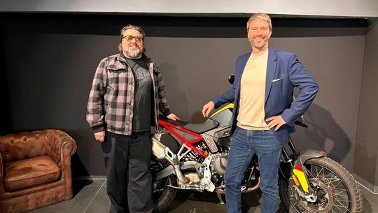 Christian Ebert (l.) freut sich in der neuen Konstellation über die Unterstützung durch Frank Eisele (re.), Spartenleiter Gebrauchte Automobile & BMW Motorrad der Rhein-Gruppe.(Bild:  BMW Rhein)