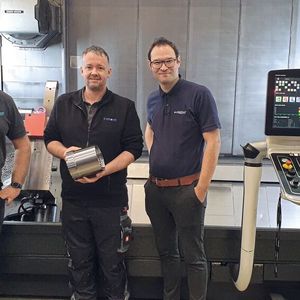 Konnten die mannlose Produktion bei Sysbohr prozesssicher machen (v. l. n. r.): Christopher Hees (Anwendungstechnik, Ingersoll), Sebastian Reith (Produktionsleiter, Sysbohr) und Daniel Rudolph (Technische Beratung & Verkauf, Ingersoll).(Bild:  Ingersoll)