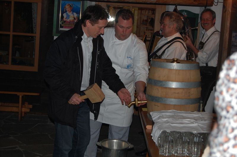 ECOM-Geschäftsführer Jürgen Ellinger zapfte das erste Fass Bier an. (Archiv: Vogel Business Media)