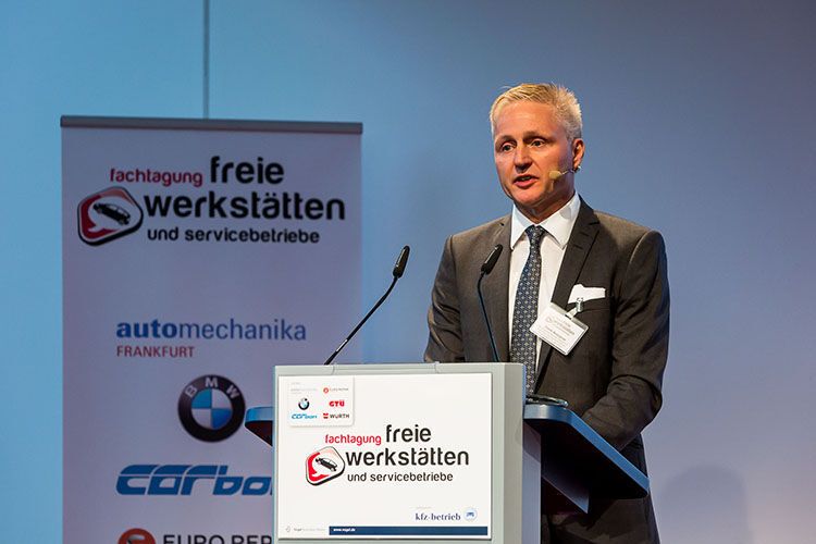 Erster Redner zum Schwerpunktthema war ASA-Präsident Frank Beaujean. Er referierte über die Erfordernisse für die amtliche Prüfung in den Betrieben und welche damit verbundenen Herausforderungen für die Werkstätten in der Zukunft entstehen. (Stefan Bausewein)