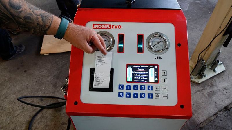 Die Getriebeölspülung ist ein weiteres profitables Geschäftsfeld. (Bild: Rosenow/»kfz-betrieb«)