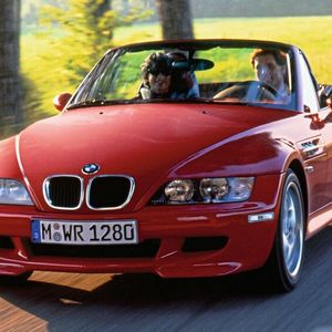 1997 war der Verkaufsbeginn des ersten M Roadsters Z3, nachdem der normale Z3 zwei Jahre zuvor erschienen war. Ihm hatten die Techniker den Motor aus dem M3 eingepflanzt. Doch statt der sonst üblichen 252 kW/343 PS leistete er nur 239 kW/325 PS, da keine ausreichend lange Auspuffanlage installiert werden konnte.(Bild:  BMW AG)