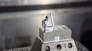 Markus Gräf ist sich sicher: „Es gibt es nicht viele Maschinen am Markt, die so präzise 3D-Konturen in gehärtetem Stahl ausarbeiten können.“ (Hermle)