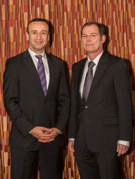 Jon DeSouza, President und CEO HARTING Inc. of North America (links), und Dr. Frank Brode, Vorstand Neue Technologien, HARTING Technologiegruppe, (Harting/Cappella)