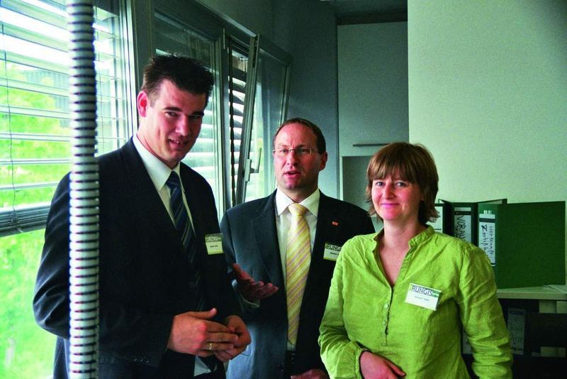 3 Zufrieden mit der Lösung (von rechts):  Architektin Claudia Pannhausen, Jochen Weber und Andreas Muckes, beide igus. (Archiv: Vogel Business Media)