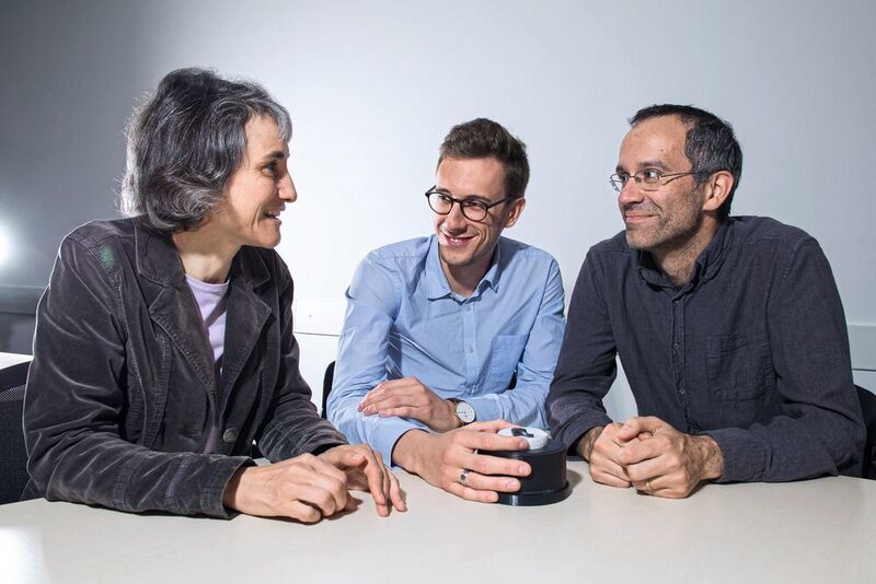 Laura Heyderman (à gauche), Paolo Testa (au milieu) et Eric Dufresne avec une bande du nouveau matériau cerclée d’un champ magnétique.  (Paul Scherrer Institut)