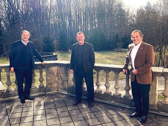 Die Trans-O-Flex-Gesellschafter Peter Amberger (r.) und Christoph Schoeller (l.) haben den Vertrag mit CEO Wolfgang P. Albeck bis 2024 verlängert. Die Trans-O-Flex-Gesellschafter Peter Amberger (r.) und Christoph Schoeller (l.) haben den Vertrag mit CEO Wolfgang P. Albeck bis 2024 verlängert.