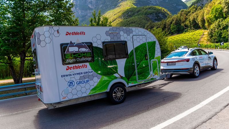Das elektrische Gespann aus Audi E-Tron Sportback und dem E-Home Caravan legte die 386 Kilometer von Isny nach Riva am Gardasee mit einer Batterieladung zurück. Das elektrische Gespann aus Audi E-Tron Sportback und dem E-Home Caravan legte die 386 Kilometer von Isny nach Riva am Gardasee mit einer Batterieladung zurück.