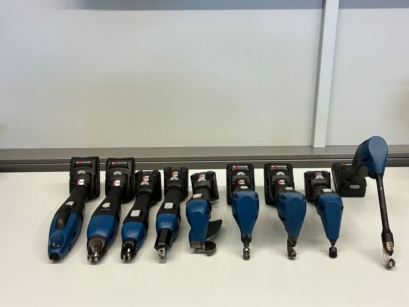 Weil Trumpf diverse Elektrogeräte mit Akku-Betrieb für die Blechbearbeitung bieten kann – hier eine kleine Auswahl – finden Anwender mit Sicherheit das Richtige für sich ... (Bild: Trumpf)