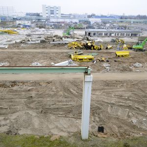 Auf einem 84 000 m2 großen Gelände entsteht die neue Produktionsanlage von nkt cables. Die Abrissarbeiten auf dem zukünftigen Gelände haben bereits begonnen. 