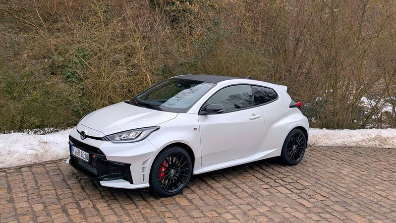 2020 eingeführt, erhielt der GR Yaris 2024 ein größeres Update mit mehr Motorleistung, einem neuen Achtgang-Automatikgetriebe und einem veränderten Cockpit. (Bild:  Rosenow – VCG)