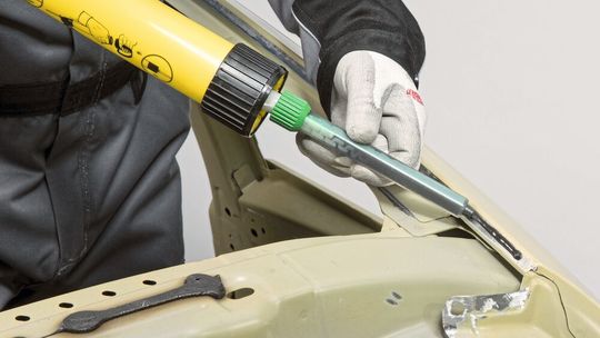 Applizieren einer Kleberaupe am Dachholm zum Kleben einer ab Werk mechanisch gefügten Dachaußenhaut. Applizieren einer Kleberaupe am Dachholm zum Kleben einer ab Werk mechanisch gefügten Dachaußenhaut.