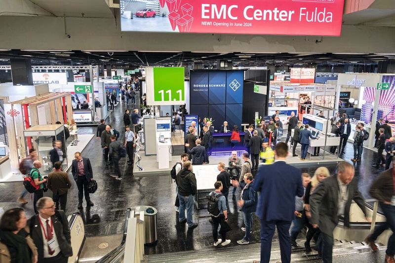 Die EMV, internationale Expo & Conference für elektromagnetische Verträglichkeit, wird vom 24. bis 26. März 2026 wieder zur zentralen Wissens- und Präsentationsplattform. (Bild: Mesago Messe Frankfurt GmbH / Mathias Kutt)