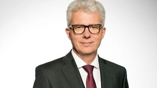 Michael Hankel, Vorstandsmitglied von ZF, erklärt: „Die Nachfrage nach unseren elektrischen Maschinen und rein elektrischen Antrieben entwickelt sich mit großer Dynamik.“  (ZF/Andreas Pohlmann)