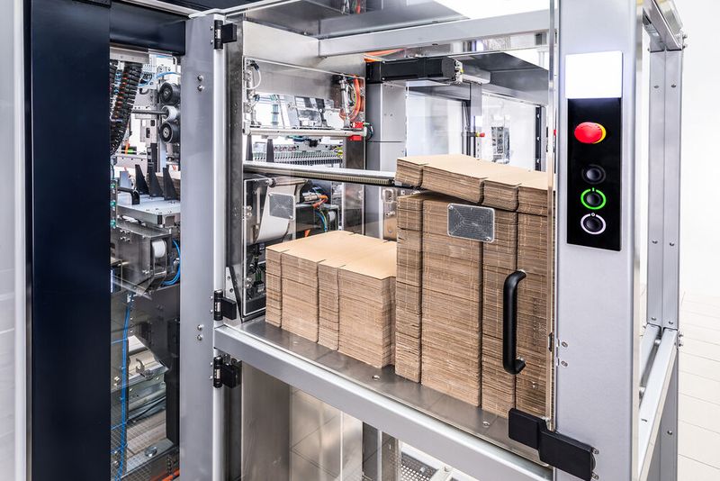 4.000 Zuschnitte passen in das Vertikalmagazin.   (Bild: Gerhard Schubert GmbH)