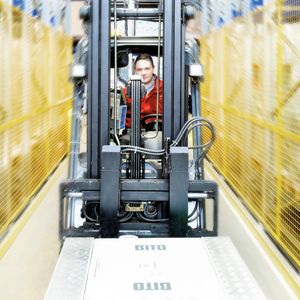 Der Stapler bringt das Shuttle zum entsprechenden Kanal. Die Lagerblöcke sind an den Seiten mit Schutzgittern versehen.