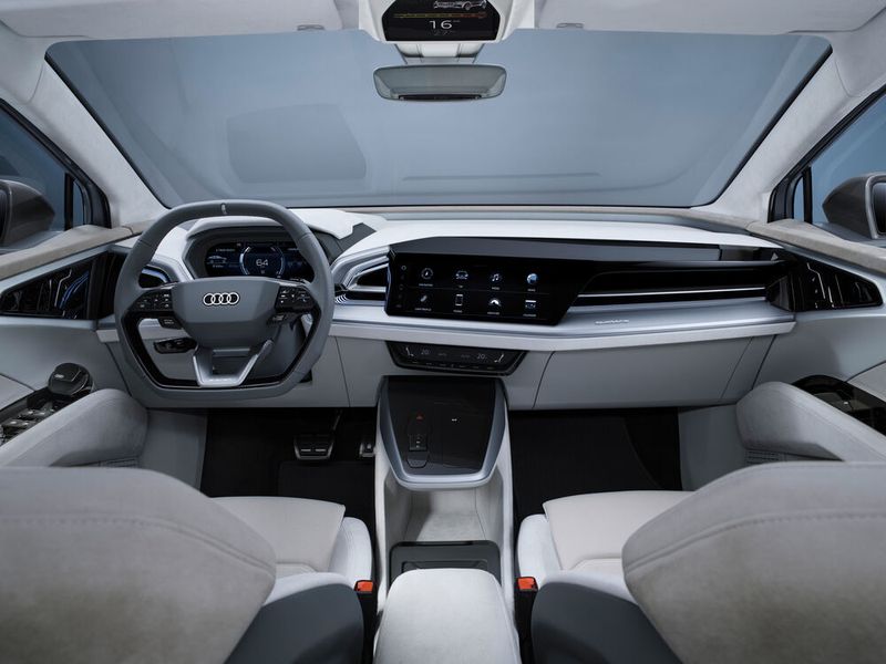 Das Interieur bietet schlanke, futuristische Formen und helle Farben. (Bild: Audi)