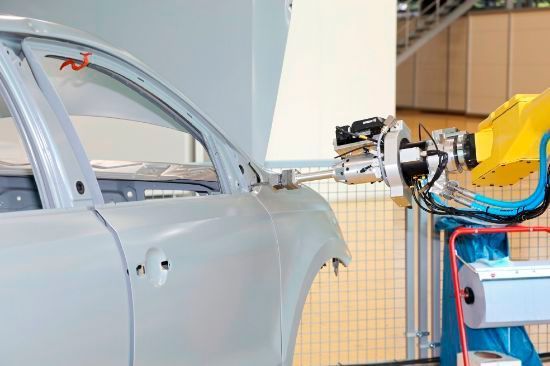 Nahtabdichten per Roboter. (Eisenmann)