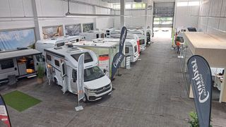 Die Gochsheimer Autohausgruppe Beständig verkauft die Wohnwagen und Reisemobile in einer großzügigen Halle, die direkt ans Autohaus angrenzt. (Bild: Mauritz – VCG)
