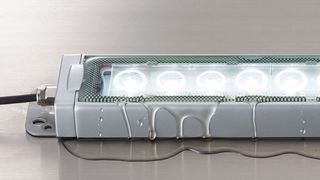 Die neue CWK-Arbeitsleuchte von PATLITE für den Einsatz in Werkzeugmaschinen ist öl- und wasserfest und erreicht die Schutzarten IP66 und IP67G. (Bild: Patlite)