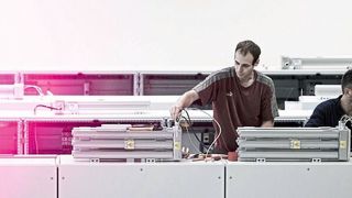 Monteure bei Schaper in Herford bauen Anlagen auf Basis des neuen Rittal VX25 Großschranksystems. (Rittal)