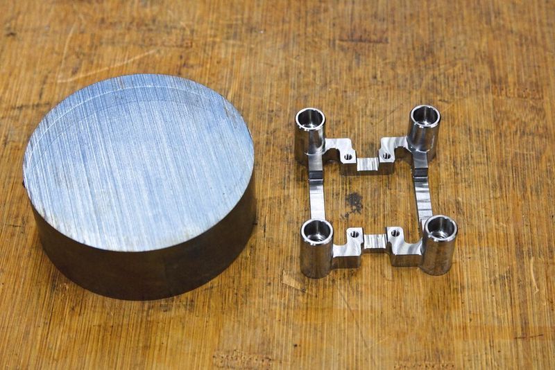 Chez le sous-traitent de Kreyenberg, les techniciens de fabrication usinent sur cinq axes des composants complexes en alliages d’acier difficiles à usiner, entre autres pour la technique médicale ainsi que pour la construction d’outils et de moules. (Source : Konrad Mücke / REGO-FIX)