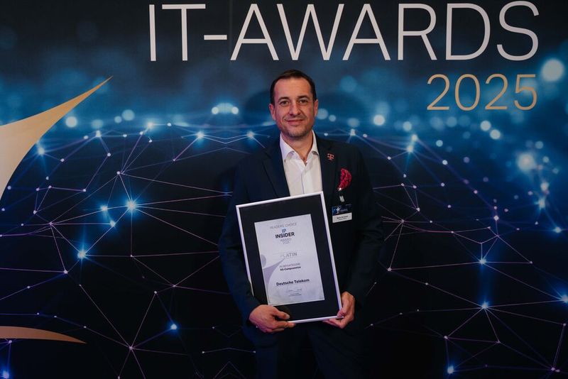 Martin Richmann nimmt den Preis für die Deutsche Telekom entgegen – Platin-Gewinner in der IP-Insider-Kategorie „5G-Campusnetze“. (Bild: Manuel Emme Fotografie)