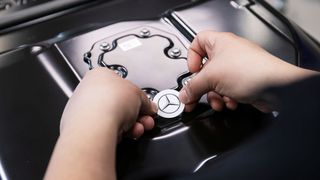 Ein Blick in die Batterieproduktion für den EQS: Medien hatten spekuliert, dass Daimler auch die Zellen für seine E-Fahrzeuge selbst fertigen will. (Mercedes-Benz)