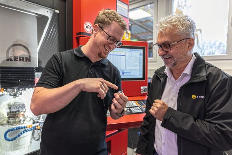 Der gute Austausch zwischen Johannes Herzog und Josef Kulhanek hat schon zu vielen erfolgreichen Prozessauslegungen im Werkzeug- und Formenbau bei toolcraft geführt. (Bild: Zecha)