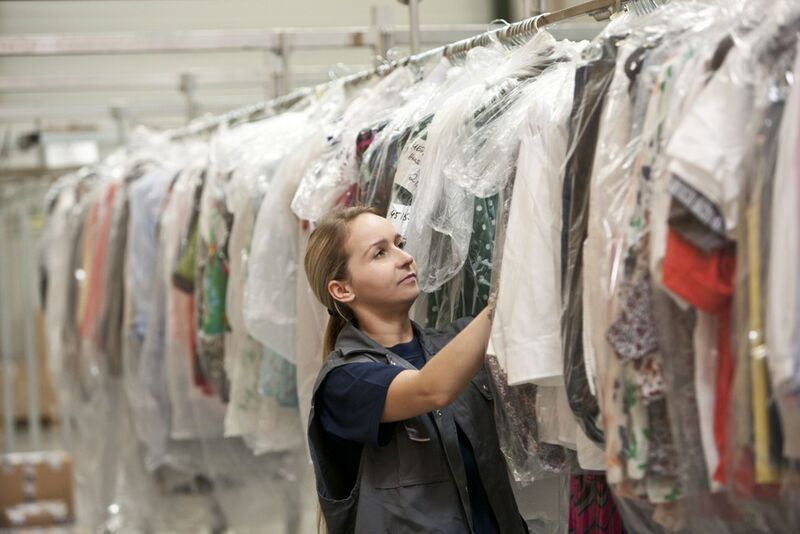 Die Bekleidung der Kunden aus der Modebranche lagert Logwin zwischen und organisiert den Versand europaweit. (Bild: Logwin)