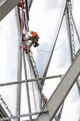 Das Umrüstteam umfasste Lichtdesigner, Produkt- und Softwareentwickler sowie Architekten, Elektrotechniker, Fassadenkletterer und Montagehelfer. (Bilder: Philips)