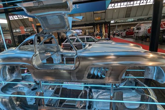 Auch Mercedes-Benz Heritage war in diesem Jahr auf der Retro Classics mit einem eigenen Stand vertreten und zeigte unter aderem die toll in Szene gesetzte Rohkarosserie eines 300-SL-Flügeltürers. (Bild: Dominsky – VCG)