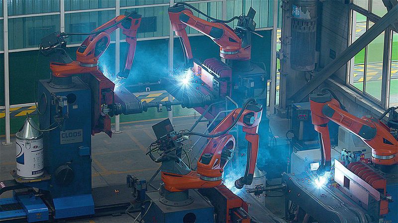 Auf insgesamt 25 Roboteranlagen werden Fußteile und Verbindungsbauteile von hydraulischen Ausbauschilden gefertigt. (Bild: Cloos)