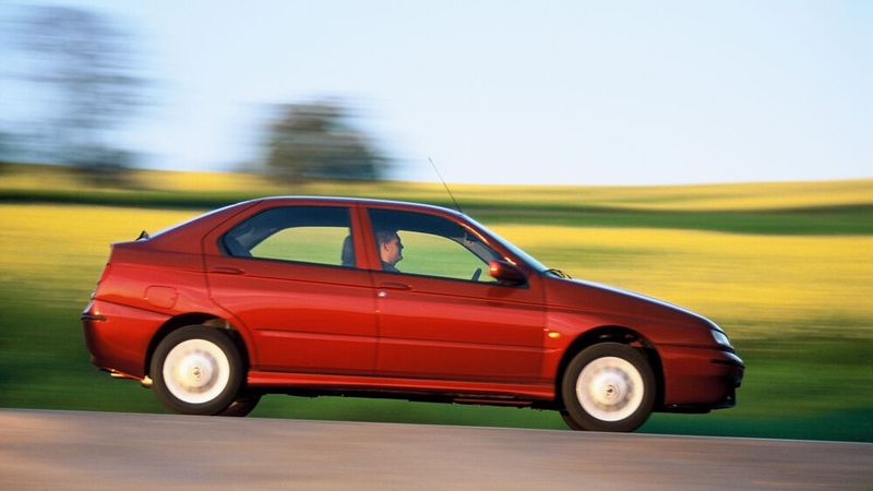  Der Alfa Romeo 146 folgte auf den 33. Von diesem übernahm der 46er auch ab Januar 1995 die 8-V- und 16-V-Boxermotoren. Ab Dezember 1996 kamen zusammen mit leichten optischen Modifikationen dann die Vierzylinder-Reihenmotoren mit Doppelzündung (Twin Spark) zum Einsatz. Obwohl die 145er- und 146er-Modelle teilverzinkt wurden und somit bezüglich Rost eher wenig anfällig sind, konnten sie sich außerhalb Italiens wegen des verschlechterten Images von Alfa Romeo nicht durchsetzen. Die Produktion wurde im Dezember 2000 eingestellt. In Deutschland wurden gerade mal etwas mehr als 15.000 Fahrzeuge verkauft.  (Bild: Alfa Romeo/Stellantis)