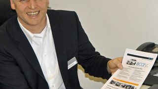 Auto-Galerie-Geschäftsführer Uwe Stockhaus erklärt sein neues Verkaufsmodell Ecary. (Foto: Schwickal)