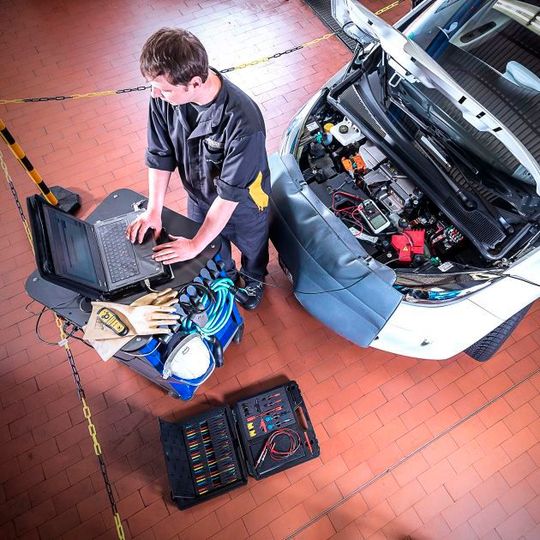 Die Initiative „Qualität ist Mehrwert“ befragt Werkstattinhaber, wie sie sich auf die Elektromobilität vorbereiten.(Bild:  ProMotor/Volz)