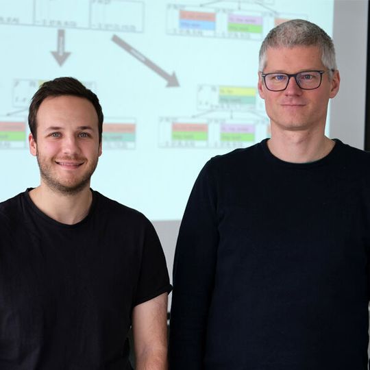 Professor Jens Dittrich (re.) und Doktorand Joris Nix wollen hocheffiziente Indexstrukturen „züchten“. Professor Jens Dittrich (re.) und Doktorand Joris Nix wollen hocheffiziente Indexstrukturen „züchten“.