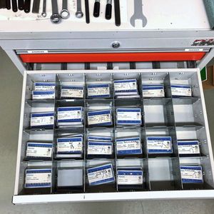 Sicherer Nachschub: entscheidend für eine prozesssichere Fertigung ist eine perfekte Werkzeuglogistik, gerade auch dann, wenn es keine 08/15-ISO-Wendeplatten sind. (Bild:  Utilis)