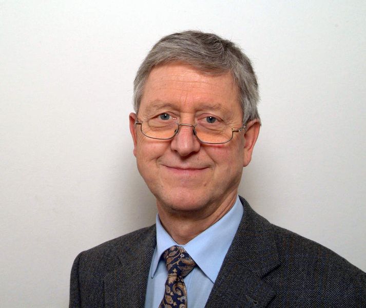 Prof. Dr. Reinhard Putz wurde nach dem Studium der Medizin, Promotion und Habilitation an der Universität Innsbruck 1982 Lehrstuhlinhaber für Anatomie an der Universität Freiburg. 1989 folgte Putz einem Ruf an die LMU München. Seine wissenschaftliche Tätigkeit konzentriert sich auf Funktionelle Anatomie und Biomechanik des Skelettsystems. Darüber hinaus hat sich Putz an der LMU insbesondere für das München-Harvard-Programm der Medizinischen Fakultät engagiert. Aus diesem Programm zur fallbasierten praxisnahen Medizinerausbildung hat sich die Studienordnung „Medizinisches Curriculum München (MeCuMLMU)“ entwickelt. (Archiv: Vogel Business Media)