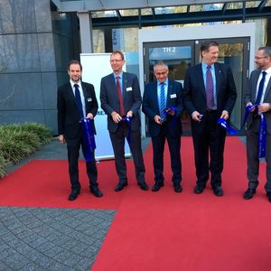 Große Eröffnung des neuen Emerson-Standortes in Langenfeld. In der neuen Niederlassung mit einer Fläche von 5500 m2 werden ca. 250 Mitarbeiter tätig sein. Die Eröffnung erfolgte zum 50-jährigen Jubiläum der ersten Geschäftsniederlassung von Emerson in Deutschland und ergänzt die bestehenden Einrichtungen in Hasselroth, Wessling, Gronau, Selmsdorf, Willich, Dietzenbach und Ölbronn-Dürr.
Auf dem Bild Roel van Doren (2.v.l., President Europa Emerson Automation Solutions), Frank Schneider (Mitte, Oberbürgermeister Langenfeld), Steve Sonnenberg (2.v.r, CEO Emerson Automation Solutions) und Andreas Fuchs (r., Deutschland-Chef von Emerson Automation Solutions) 
