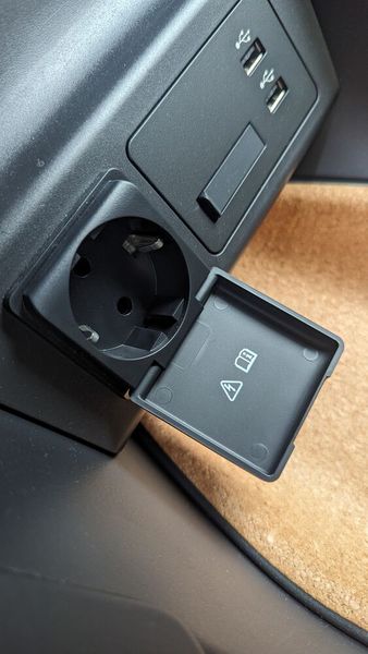 Die Anschlüsse beinhalten  eine 230-Volt-Steckdose. Sieht man im Cockpit auch nicht alle Tage. (Bild: Simon – VCG)