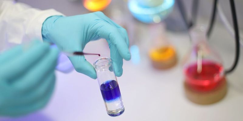 Die Entwicklung der Katalysatoren erfolgt zunächst im Labormaßstab. Anschließend wird das funktionierende Katalysatorsystem in einen größeren Pilotmaßstab übertragen. (Symbolbild)(Bild:  LIKAT/Gohlke)