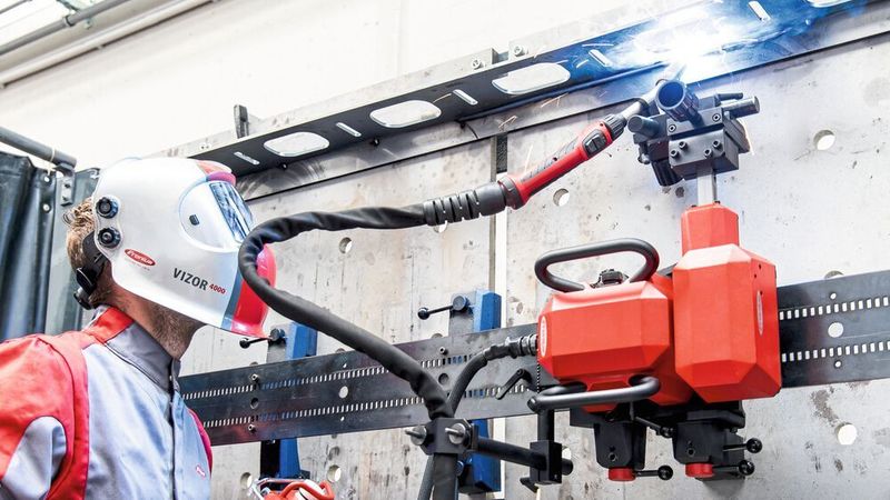 Das FlexTrack-System besteht aus Schienen, die auf dem zu schweissenden Bauteil angebracht werden, sowie einem Fahrwerk, das sich darauf bewegt und den Brenner führt. (Fronius)