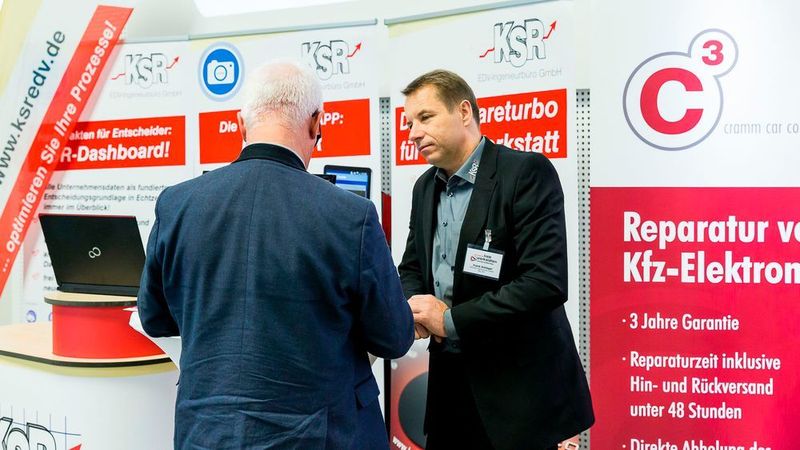 Über zwei neue Software-Produkte konnten sich Besucher auf dem Stand von KSR informieren: „Mobile Worker“ für mobile Endgeräte und „Doc 2 KSR“, mit dem sich Bilder direkt an das System schicken lassen. (Stefan Bausewein)