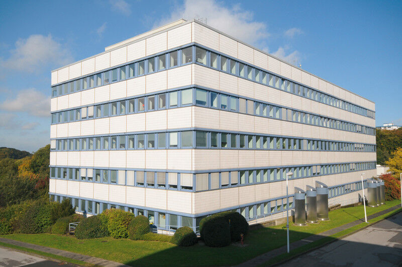 Bayer Healthcare mit Sitz in Leverkusen ist ein rechtlich selbstständiges Unternehmen, gehört aber als Teilkonzern zu Bayer. Im vergangenen Jahr beschäftigte der Konzern 56.000 Mitarbeiter weltweit. Unser Bild zeigt das Bayer Healthcare Forschungszentrum in Wuppertal. (Bild: Bayer Healthcare)