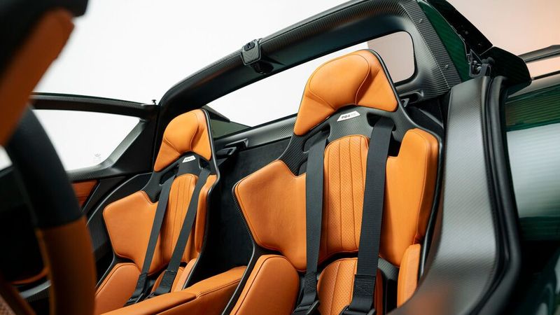Die Sportsitze haben Sechspunktgurte und feine Lederbezüge. (Bild: Donkervoort)