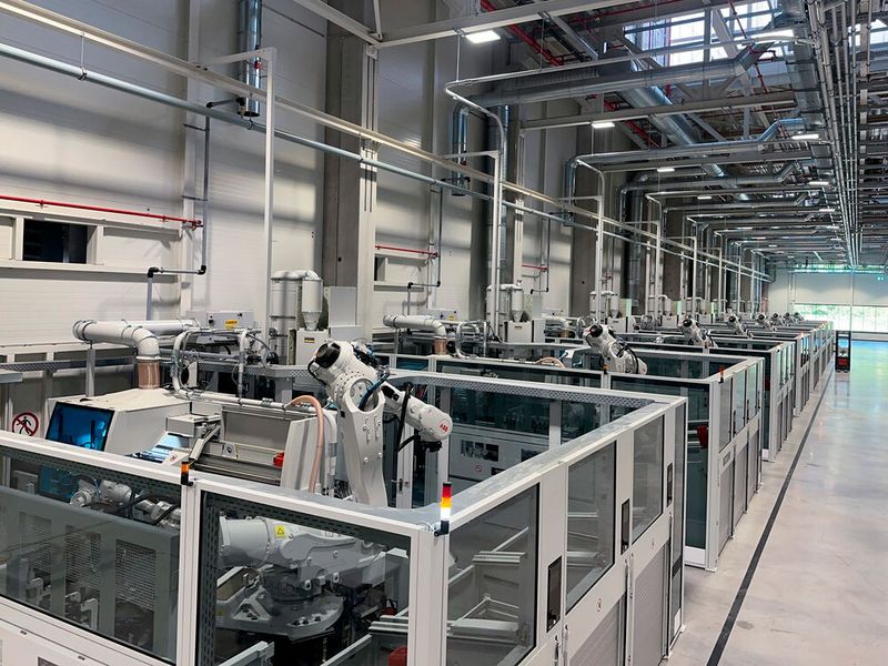 Acht vollautomatische Produktionskreissägen längen stangenförmige Halbzeuge bis 180 Millimeter Durchmesser bei SEW-Eurodrive in der Smart Factory Halle Nord bei Karlsruhe auf Sollmaß ab. Die Versorgung geschieht über Kasto-Systeme. (Bild: Kasto)