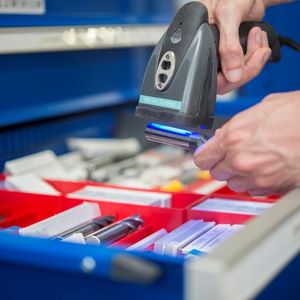 The tool can be marked with a unique number using a data matrix code, which is used to automatically retrieve the corresponding tool data from a central database on the master computer.